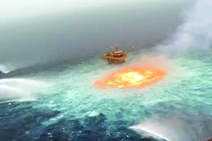 事故發生在當地時間7月2日凌晨5時15分，位於坎佩切州卡門城外海，距墨西哥灣Ku-Charly鑽油平台150米的海底管道上，導致海面頓時陷入一圈火海。