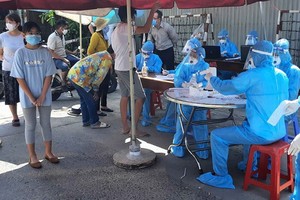 對封鎖區的居民進行採樣檢測。