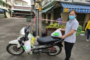 第六郡第四坊婦女會幫助長者到超市購物。