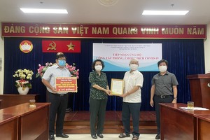 市越南祖國陣線委員會主席蘇氏碧珠代表接收。