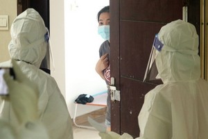 3號野戰醫院醫護人員送餐飲給無症狀確診病例。