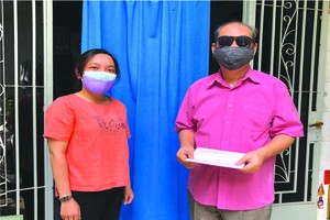 視障人士獲送禮物。