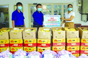 紅太陽公司代表向第五郡共青團郡委 移交４噸南美香蕉輔助因疫情受影響者。