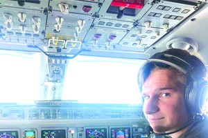 今年的相片顯示戴蒙身處飛機駕駛艙內。