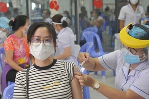 為平盛郡居民接種新冠疫苗。