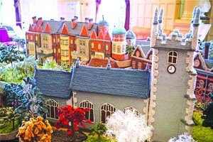 一位92歲的女士花了2年的時間完成“針織桑德靈厄姆莊園”