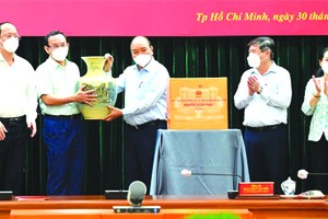 國家主席向本市贈送禮物。