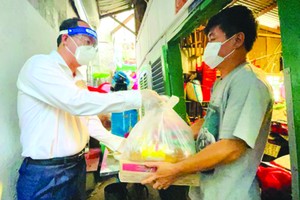 市委副書記阮胡海昨(30)日前往平盛郡第十二坊諾莊隆街290 號巷封鎖區探望及慰問60家貧困民戶及贈送禮物。