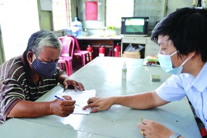 貧困者在辦理領取紓困金手續。