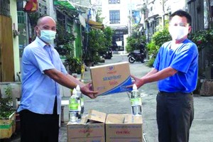 向平新郡平治東坊民眾捐贈口罩 與消炎漱口液。