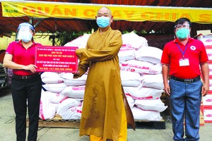 釋慧功法師轉交500份救濟物資予郡祖國 陣線委員會及郡紅十字會。