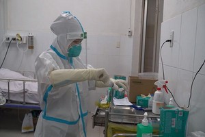 大水鑊醫院醫護人員為危重症新冠患者治療。 