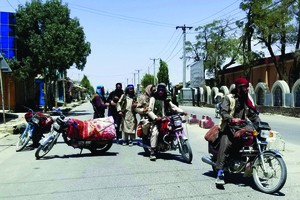 阿富汗加茲尼有塔利班戰士巡邏。