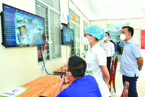 野戰醫院的醫護人員跟進新冠肺炎患者的病情。