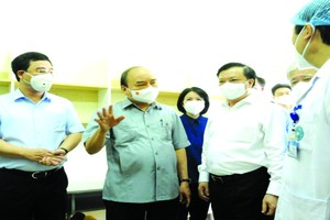 國家主席阮春福前往探望河內市若干新冠肺炎病例治療與收容單位、檢疫站。