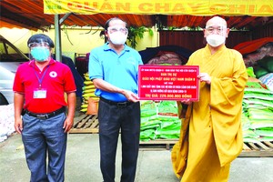 釋慧功法師向梅洪峰副主席轉交物質。