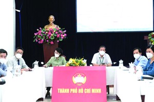 市越南祖國陣線委員會昨(20)日中午舉行由印度總領事館和旅居南部地區印度人社群援助市熱帶病醫院1台體外膜肺氧合(ECMO)機(價值為14萬5000美元)的交接儀式。