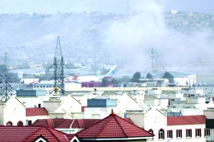 喀布爾國際機場外發生爆炸，現場濃煙滾滾。