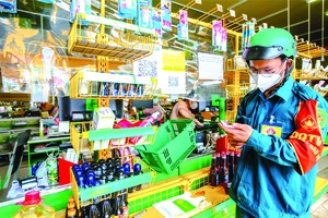 自衛民兵代市民去超市買菜。