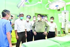 政府總理范明政檢查平陽野戰醫院。