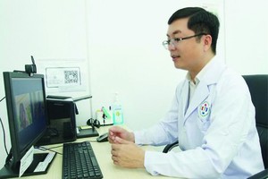 范玉石醫科大學昨(27)日通過028.99999.115熱線電話的“遠程醫療組”模式已正式投入活動，以便為正在居家隔離的輕症新冠確診病例提供遠程諮詢與診療服務。