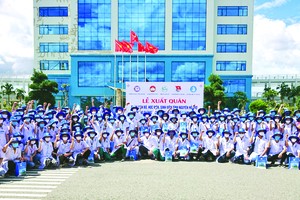 廣義省省委書記裴氏瓊雲與人委會主席鄧文明昨(27)日上午出席為該省34名醫護人員馳援本市抗疫舉行的歡送儀式。