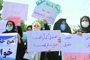 據半島電視台報導，當地時間2日，數十名阿富汗女性在赫拉特市遊行示威，要求獲得工作和受教育的權利。