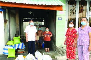 新安 18 華人戶獲發慈善禮物