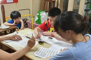 指導孩子練字。