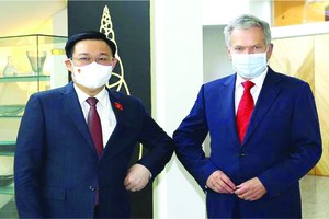 越南國會主席王廷惠與芬蘭共和國總統尼尼斯托合影。