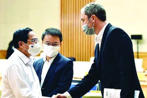 繼續與各國大使和在越南的外國直接投資商代表舉行會議議程