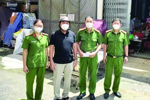 劉根全(左二)把善款轉給公安長陳雄英(左三)。