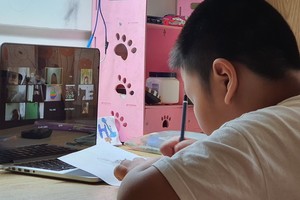 小朋友線上學習。