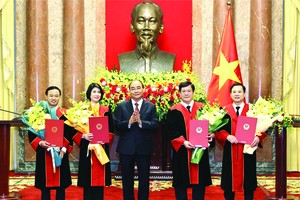 經國會批准後，國家主席、中央司法改革指委會主任阮春福日前已向4名高級審判官頒授出任最高人民法院審判官職務的委任《決定》。