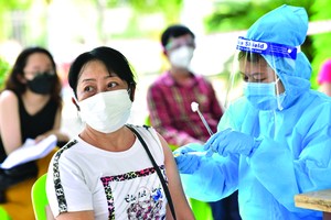 第五郡為民眾接種疫苗。