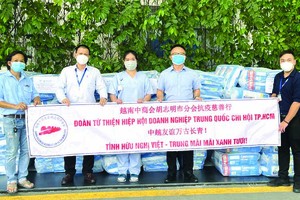 越南中商會胡志明市分會 向平陽 Becamex醫院捐贈抗疫 物資。
