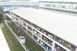 　　由於沒有工人宿舍，所以在實施“三就地”模式時，企業須使用廠房作為工人 用餐、歇息之處。