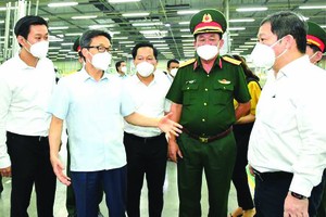 政府副總理武德膽視察越南 Saigon Precison 公司。