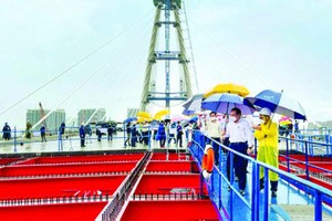 黨中央政治局委員、市委書記阮文年最近與黨中央委員、市委常務副書記、市人委會主席潘文邁視察守添二橋施工進度以及守添新都市區若干地皮的基礎設施。