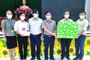 由市越南祖國陣線委員會副主席吳清山率領的代表團探訪第五郡越南祖國陣線委員會。