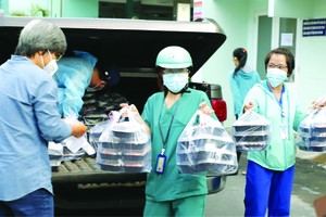 從今年9月25起至10月底止，每週一、週二上午６時向阮知方醫院一線醫護人員和新冠患者提供營養的早餐。