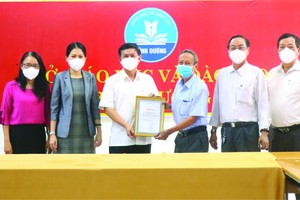 阮文祿主席(左四)向天后宮理事長 王永勝贈送感謝書。