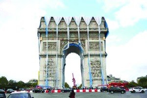 面向香榭麗舍大街的凱旋門一側的織物已清理大半，但覆蓋凱旋門內側的織物基本尚未清理。