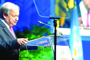 秘書長古特雷斯在巴巴多斯布里季敦舉行的聯合國貿易和發展大會開幕式上致辭。