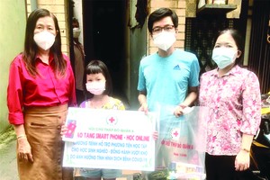 日早小學生林玉垂揚接受電話與文具。