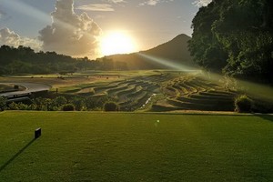 姑陵Laguna高爾夫球場勞的稻田。