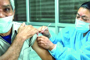 在尼泊爾首都加德滿都，這老年人接種了第二劑新冠疫苗。