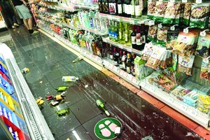 千葉縣一家便利店受災。