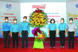 第五郡領導向該郡青年聯合會代表送花祝賀。