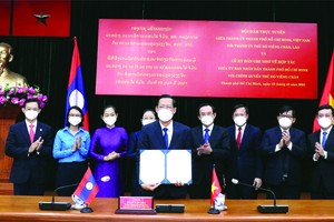 黨中央政治局委員、市委書記阮文年與老撾人民革命黨中央書記、老撾首都萬象市委書記、市人民議會主席阿努帕‧杜納隆舉行視像會談，並見證2021-2025年階段胡志明市人委會與首都萬象市政府友好合作備忘錄簽署儀式。